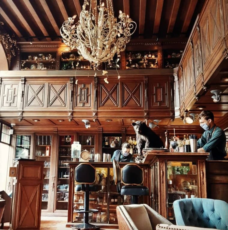 LA PHARMACIE ANGLAISE — 2