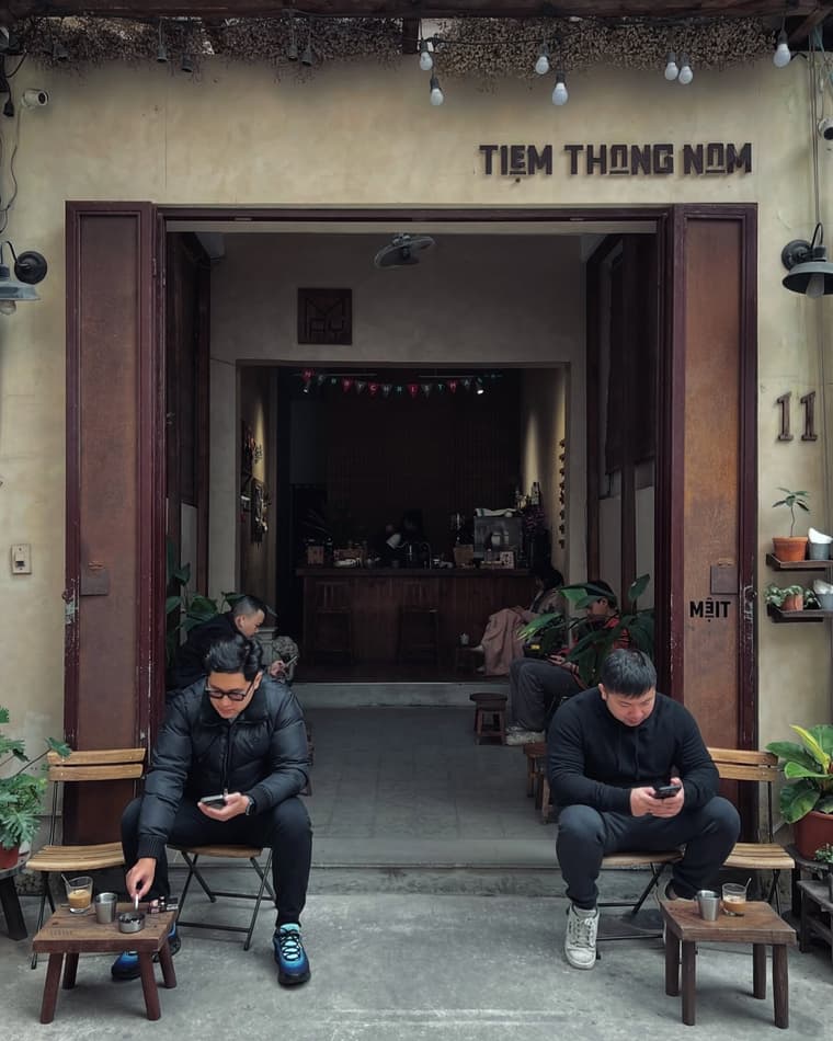 Tiệm Tháng Năm — 6
