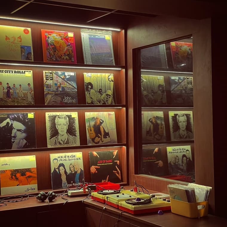 aftersun - Listening bar — 3